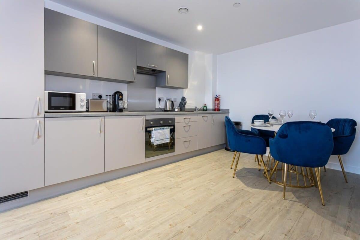 Modern 2 Bed Salford Apartment Stunning Views Manchester Exterior photo